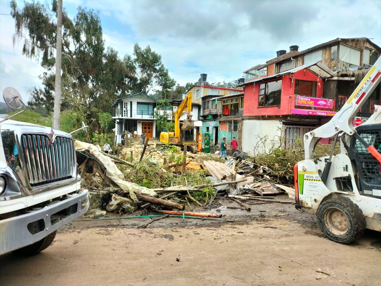 Con maquinaria amarilla, el Distrito busca reabrir lo más pronto posible la vía Bogotá - La Calera.