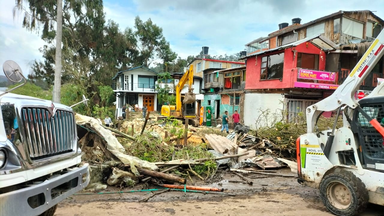 Con maquinaria amarilla, el Distrito busca reabrir lo más pronto posible la vía Bogotá - La Calera.