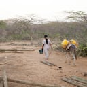 Los wayuu tienen que caminar largos trayectos para conseguir agua.