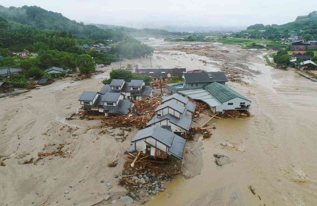 Las casas están colapsadas y medio enterradas en el barro después de las inundaciones causadas por las fuertes lluvias en Asakura, prefectura de Fukuoka, al sudoeste de Japón. (Koji Harada / Noticias de Kyodo vía AP)
