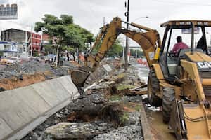 Obras Canal Aguas LLuvias Autopista Sur entre Cra 32 y 39.