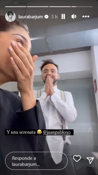 Los actores no aguantaron la risa en medio de la serenata. Foto: Instagram @laurabarjum.
