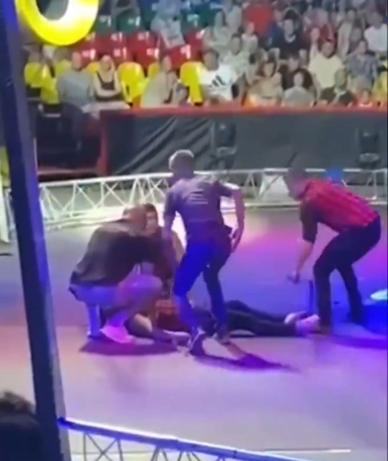 Los miembros del circo atendieron al colombiano que estaba tendido en el suelo