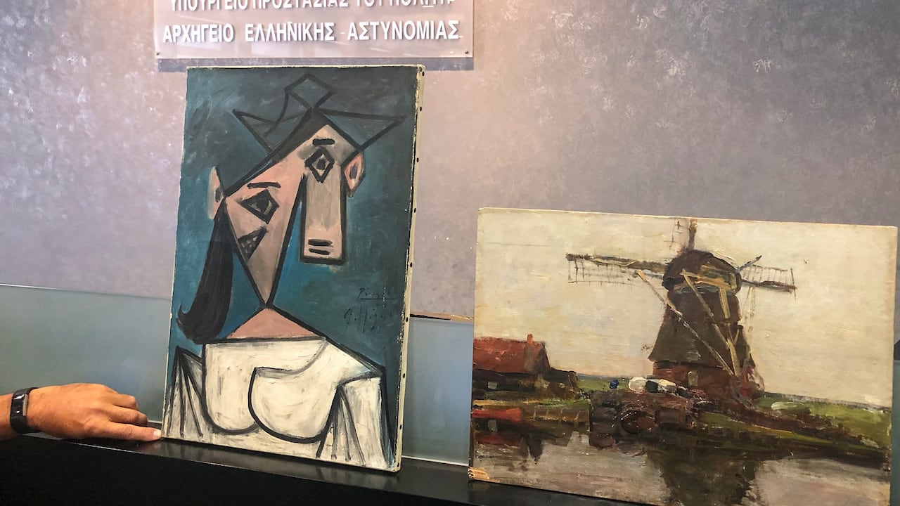 Policía encuentra cuadro de Picasso robado y lo deja caer en plena rueda de prensa