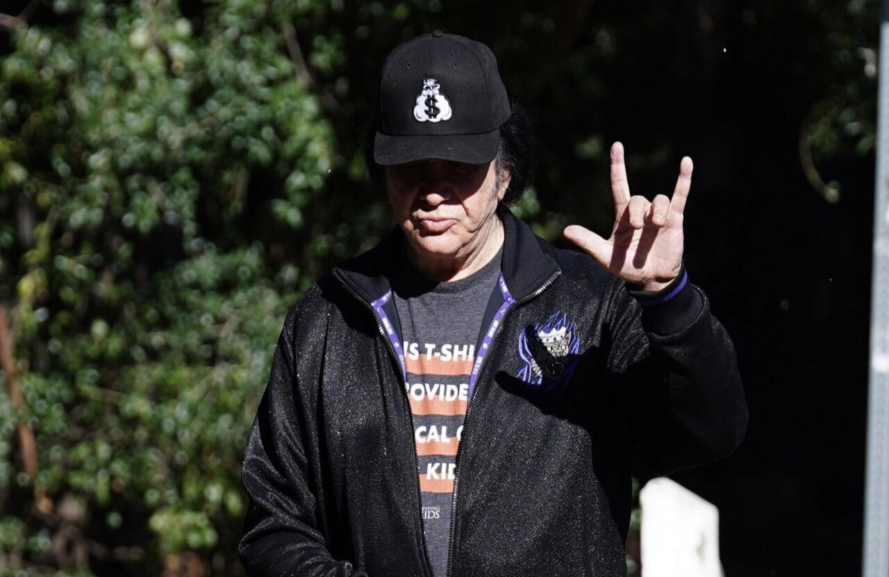 Gene Simmons, bajista de la banda de rock Kiss, tuvo deshidratación en medio de un concierto en Brasil.