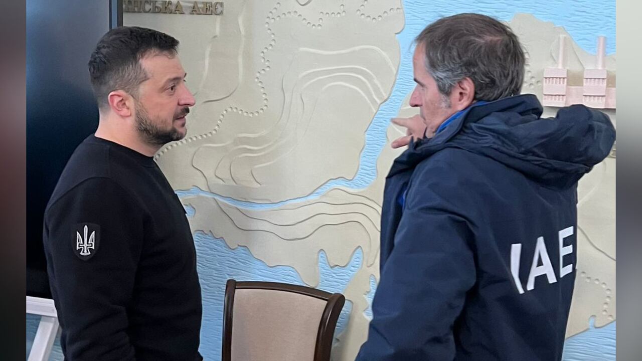 El presidente de Ucrania y el líder de la OIEA hablaron del riesgo de la planta de Zaporiyia, y llaman a su desalojo por parte de tropas rusas.