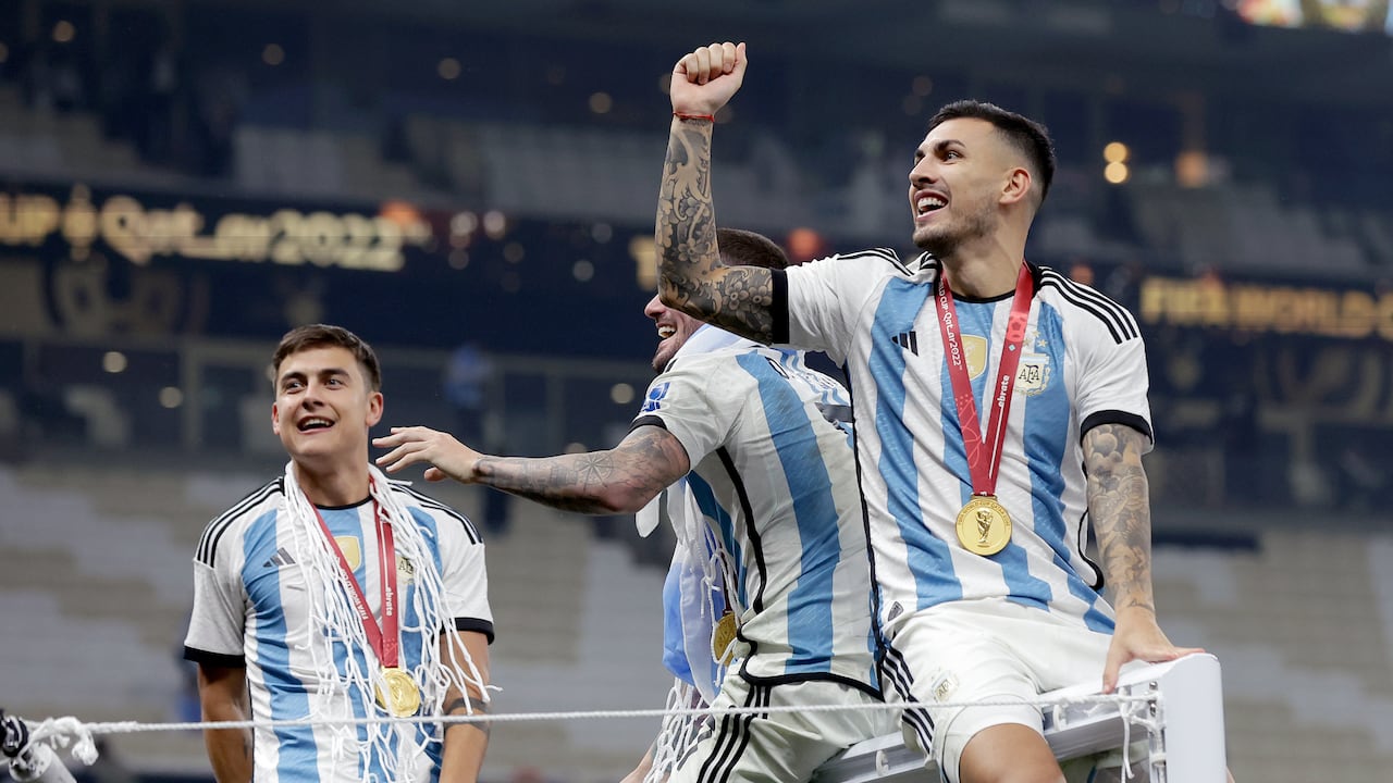 Paulo Dybala de Argentina, Rodrigo de Paul de Argentina, Leandro Paredes de Argentina celebrando ser campeón mundial durante el partido de la Copa Mundial entre Argentina contra Francia en el Estadio Lusail el 18 de diciembre de 2022 en Lusail City Qatar.