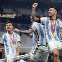 Paulo Dybala de Argentina, Rodrigo de Paul de Argentina, Leandro Paredes de Argentina celebrando ser campeón mundial durante el partido de la Copa Mundial entre Argentina contra Francia en el Estadio Lusail el 18 de diciembre de 2022 en Lusail City Qatar.