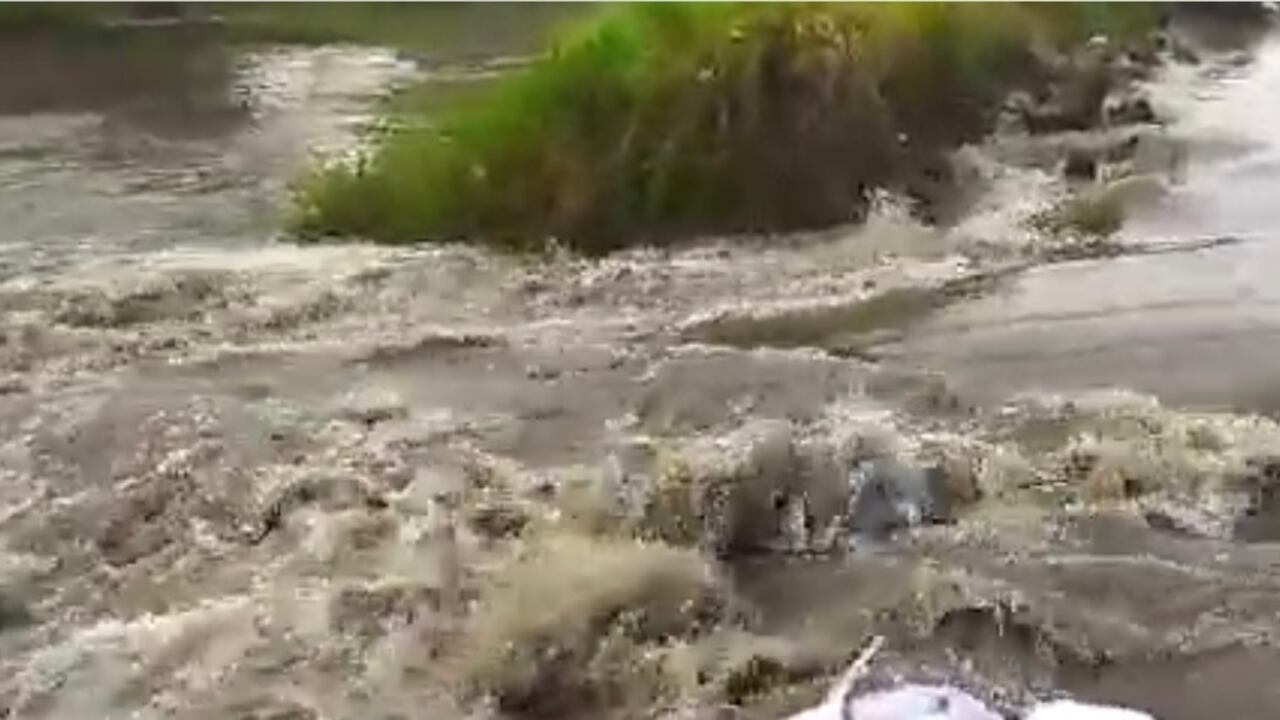 Habitantes de la zona dieron a conocer un video de la situación que se presenta a la altura del sector de Vuelta Perico que se suma a la registrada hace unos días en otro punto de las riberas del afluente.