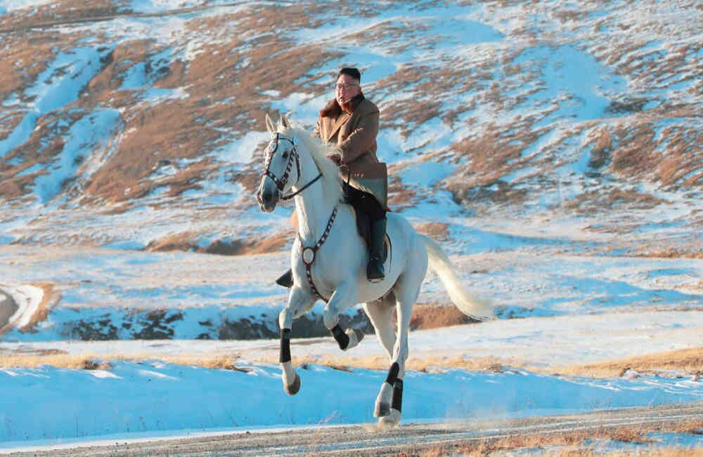 En esta imagen que le está dando la vuelta al mundo, el líder norcoreano pasea en un caballo blanco por el paisaje "épico" del monte Paektu, en la frontera con China. En otras ocasiones, estas fotos han simbolizado que el dictador dará noticias importantes, ya sea geopolíticas, económicas o sociales. Foto: AP. 