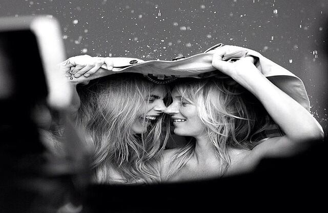 La novedad es que no solo sus rostros están en los medios impresos sino que la campaña publicitaria circula a través de los teléfonos inteligentes. En el Reino Unido, el usuario puede interactuar con la compañía a través del celular, al proyectar el anuncio que contenga la botella. 