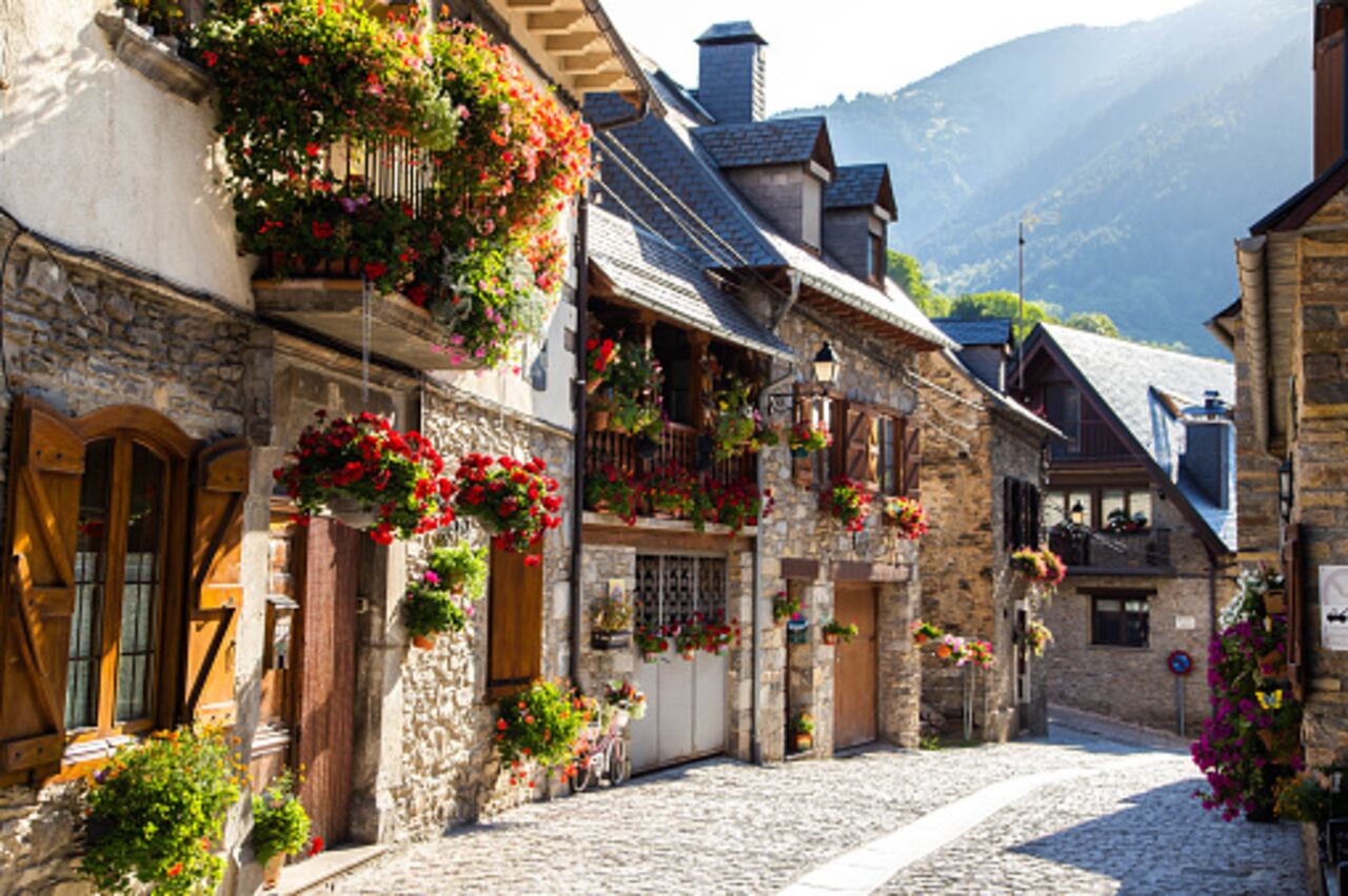 Estas ofertas cuentan con beneficios como alojamiento, comidas, incentivo económico entre los 200 y 300 euros al mes (1.400.00 de pesos colombianos aproximadamente).