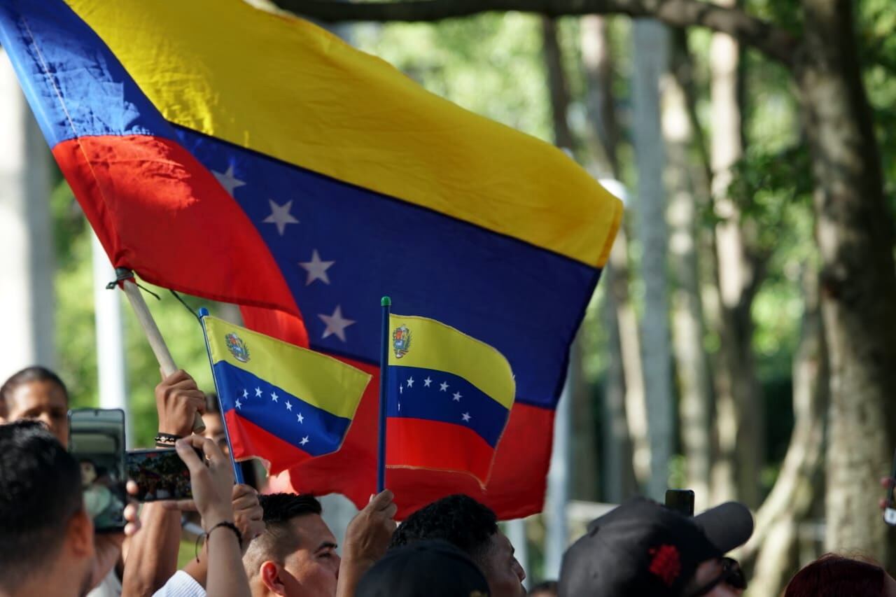 El Bulevar del Río, centro de Cali, se convirtió en punto de encuentro para cientos de ciudadanos venezolanos residentes en la capital vallecaucana, quienes se congregaron para manifestar sus reacciones tras la captura de Nicolás Maduro durante la madrugada de este mismo día. Foto Jorge Orozco