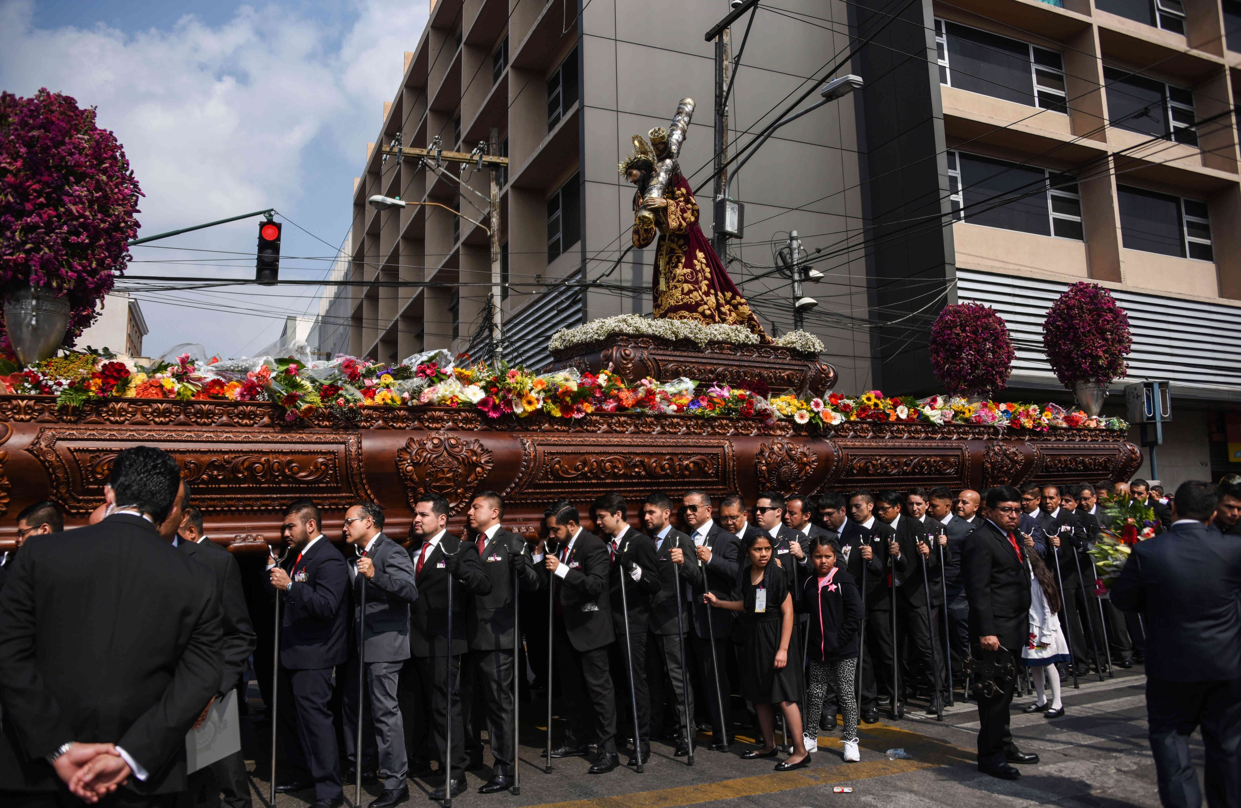 Una imagen de Jesucristo es llevada por fieles católicos durante la procesión de Jesús de Nazaret Merced durante la Semana Santa en la ciudad de Guatemala, el 16 de abril de 2019. Johan ORDONEZ / AFP