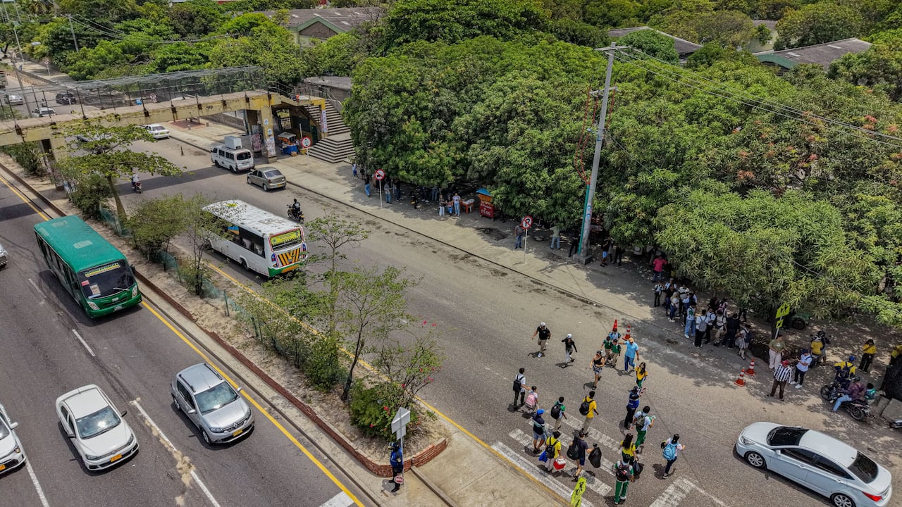 El puente peatonal sobre la calle 30 en Soledad, Atlántico, está a punto de colapsar.