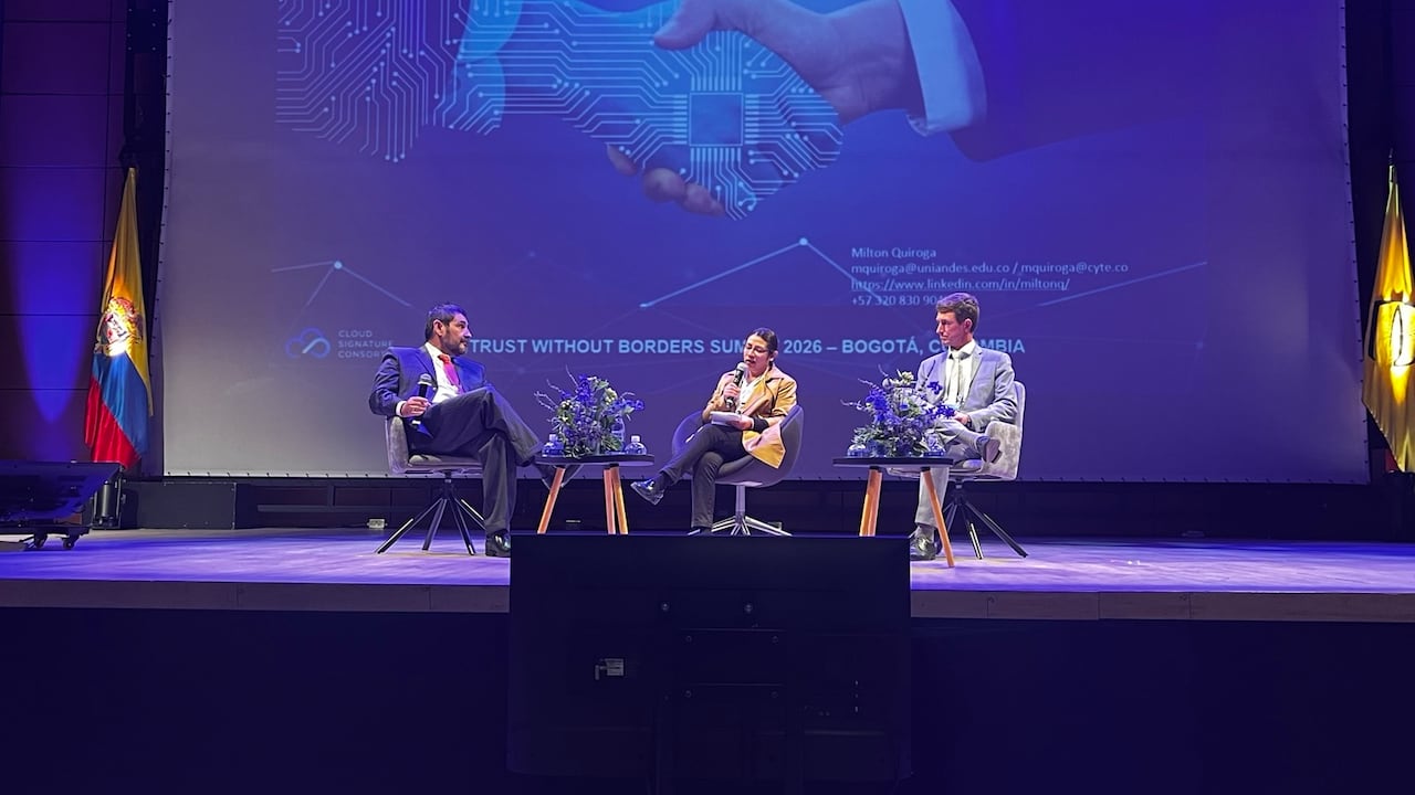 A la derecha, Milton Quiroga, gerente general de Cyte en la cumbre global de tecnología _Trust Without Borders 2026_ (Cumbre del Cloud Signature Consortium - CSC).