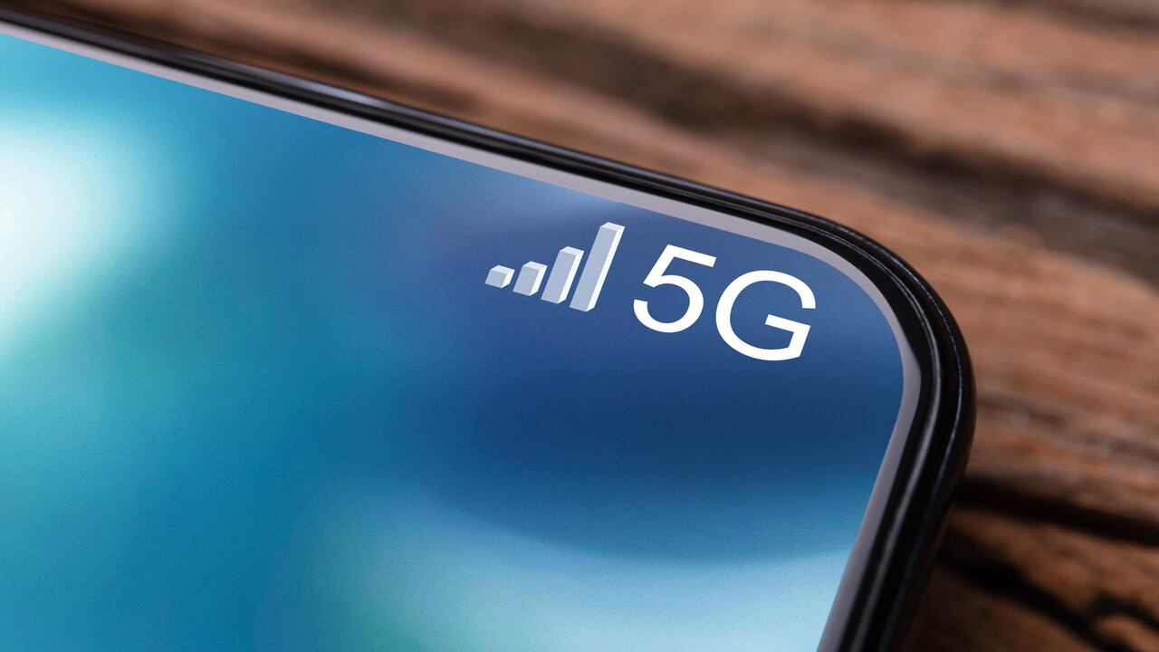 Un celular conectado a 5G Network