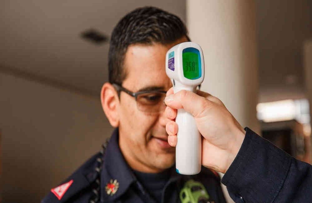 Técnicas de asepsia covid 19 estación bomberos chapinero b1: los bomberos de esta estación no están tomando transporte publico, realizan rutas entre ellos en carro particular y moto, al llegar a la estación limpian sus zapatos en esta piscina que tiene hipoclorito de sodio, luego se toman la temperatura y cambian sus prendas personales por el uniforme. Foto: Karen Salamanca