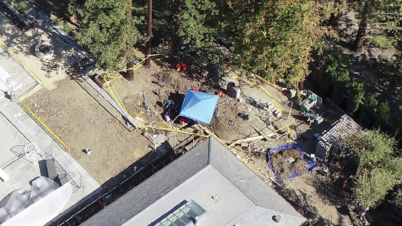 Mercedes Benz enterrado en la parte trasera de mansión en California.