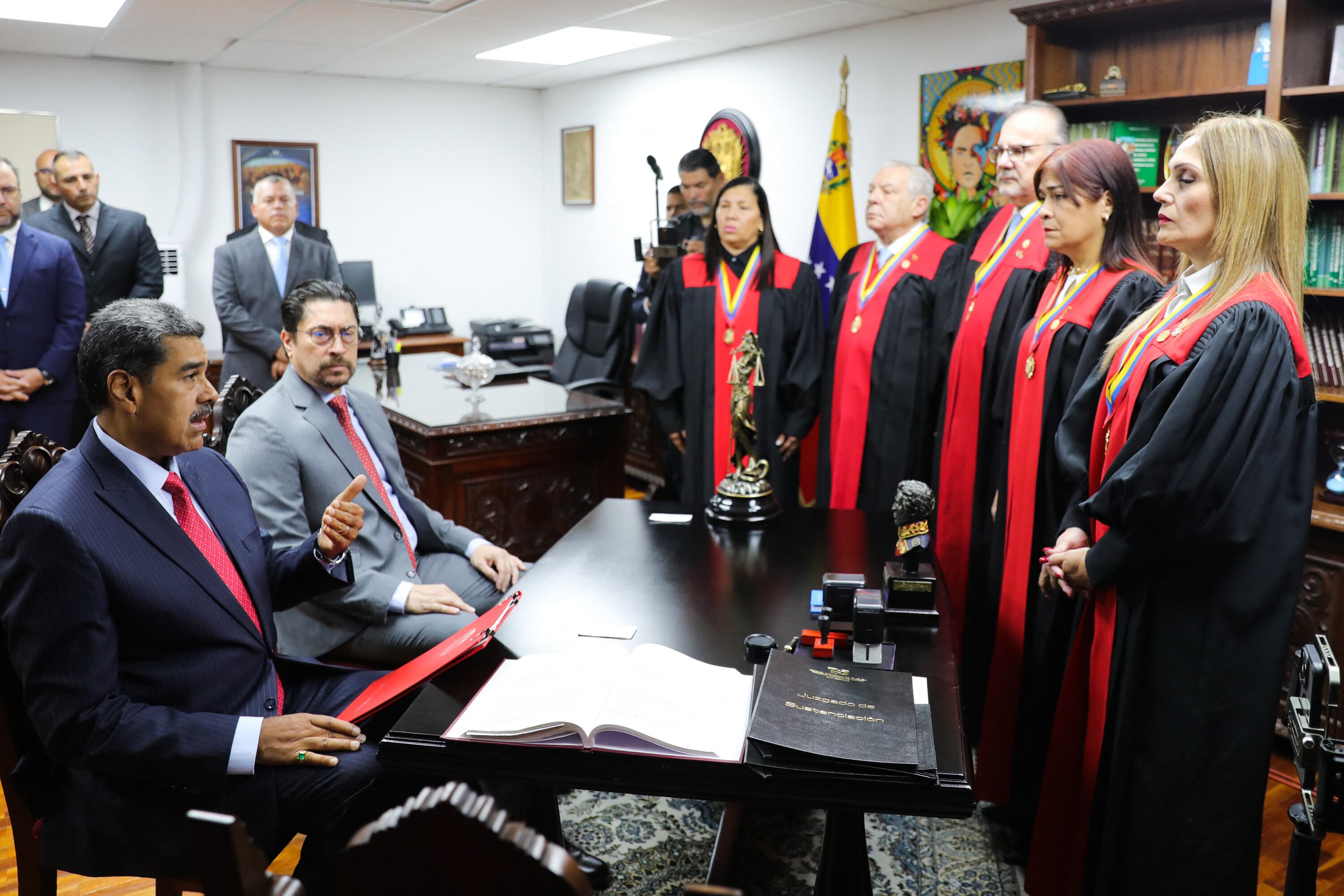Esta fotografía publicada por la presidencia de Venezuela muestra al presidente venezolano, Nicolás Maduro (i), hablando durante una reunión con la presidenta de la Corte Suprema, Caryslia Rodríguez (derecha), y otros magistrados en la sede de la Corte Suprema de Justicia en Caracas, el 31 de julio de 2024. El presidente venezolano, Nicolás Maduro dijo el miércoles que estaba dispuesto a compartir evidencia de su victoria electoral, mientras aumenta la presión internacional para que respalde una victoria disputada que ha provocado protestas mortales. (Foto de MARCELO GARCIA / Presidencia de Venezuela / AFP) / RESTRINGIDO A USO EDITORIAL - CRÉDITO OBLIGATORIO "FOTO AFP / PRESIDENCIA DE VENEZOLA / MARCELO GARCIA" - NO HAY MARKETING NO HAY CAMPAÑAS PUBLICITARIAS - DISTRIBUIDO COMO SERVICIO A LOS CLIENTES