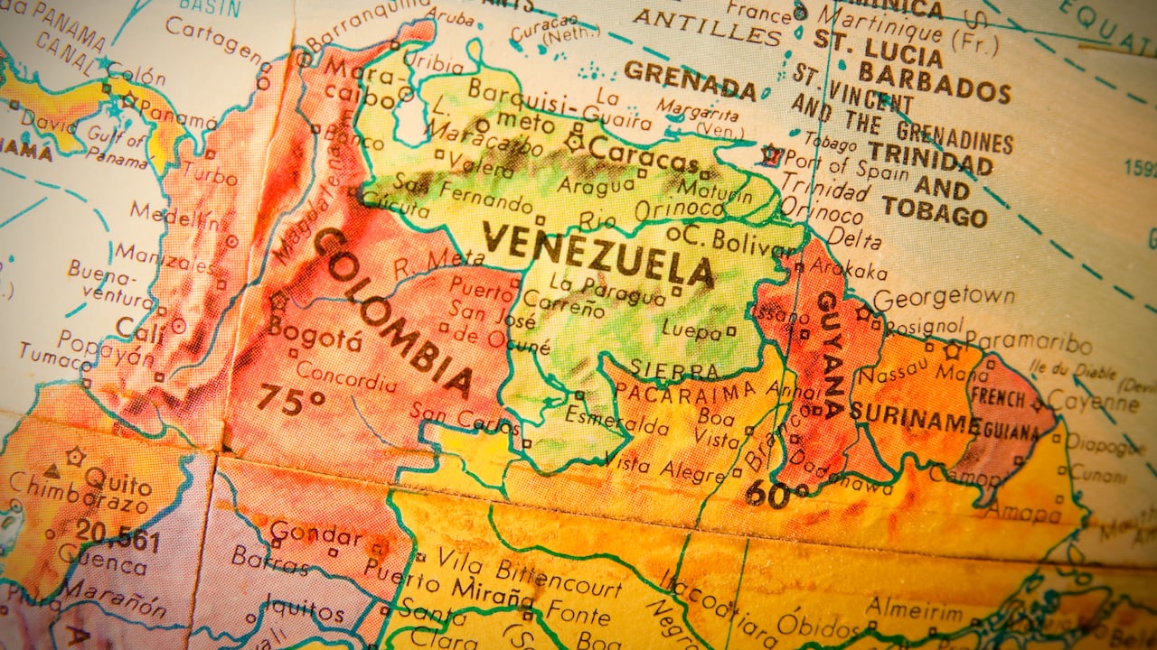 Los dos países están enfrentados por una región anglófona de 160.000 km² conocida como el Esequibo o Guayana Esequiba, rica en minerales y petróleo. Actualmente, el área se encuentra bajo administración de Guyana.