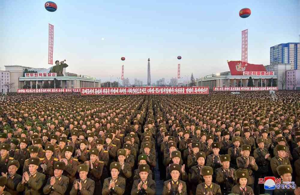 El líder de Corea del Norte, Kim Jong-Un, declaró que el país había logrado una "causa histórica" de convertirse en un estado nuclear, dijeron los medios estatales, luego de que el país probara un misil balístico intercontinental ese mismo día. / AFP PHOTO / KCNA VIA KNS