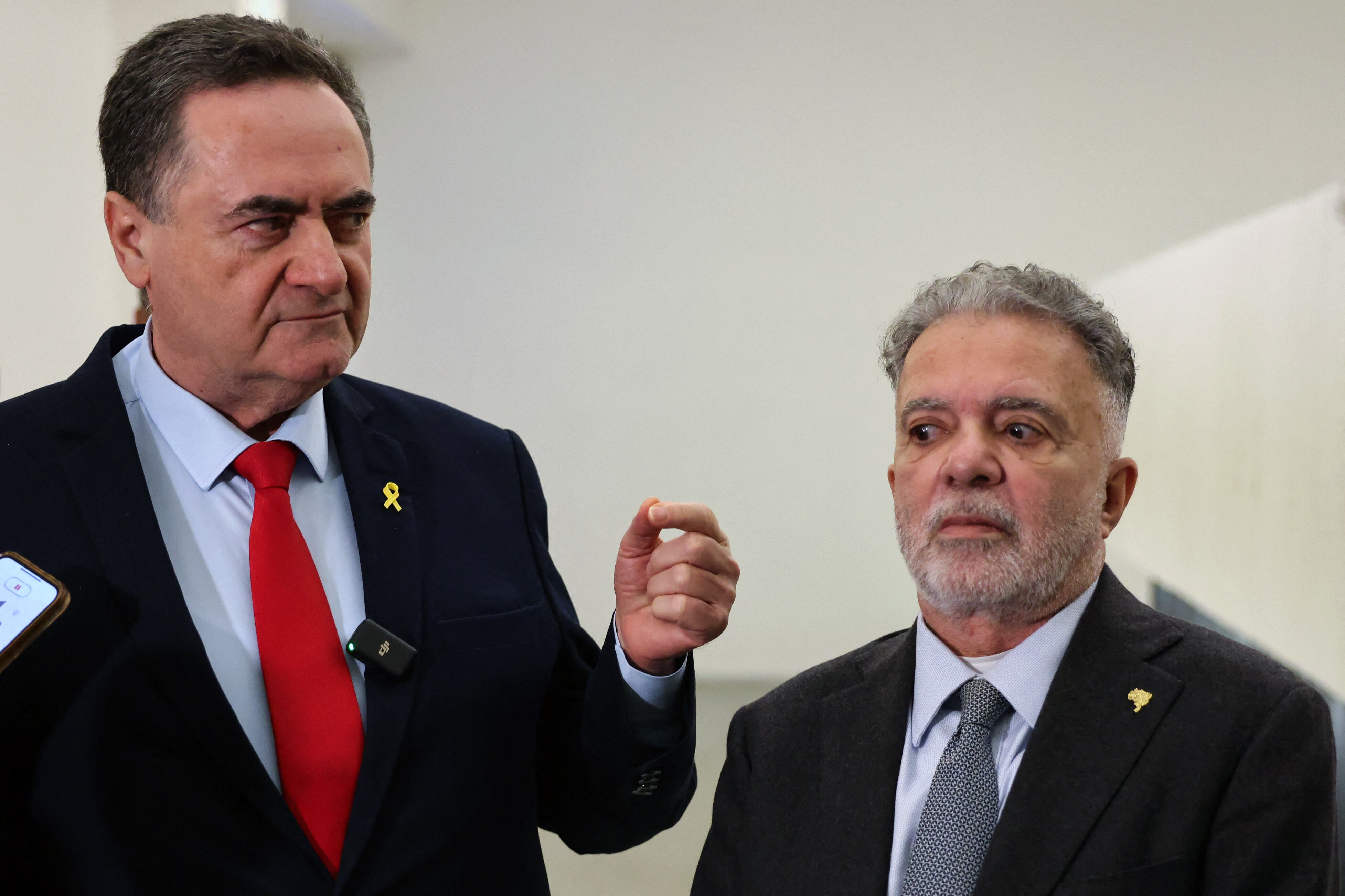 El ministro de Relaciones Exteriores de Israel, Israel Katz (izq.), habla con los periodistas durante su citación al embajador de Brasil en Israel, Frederico Meyer (der.), en el museo conmemorativo del Holocausto Yad Vashem en Jerusalén el 19 de febrero de 2024.