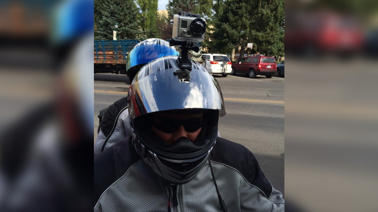 Algunos motociclistas se preguntan si es legal instalar cámaras de acción en los cascos para motocicletas.