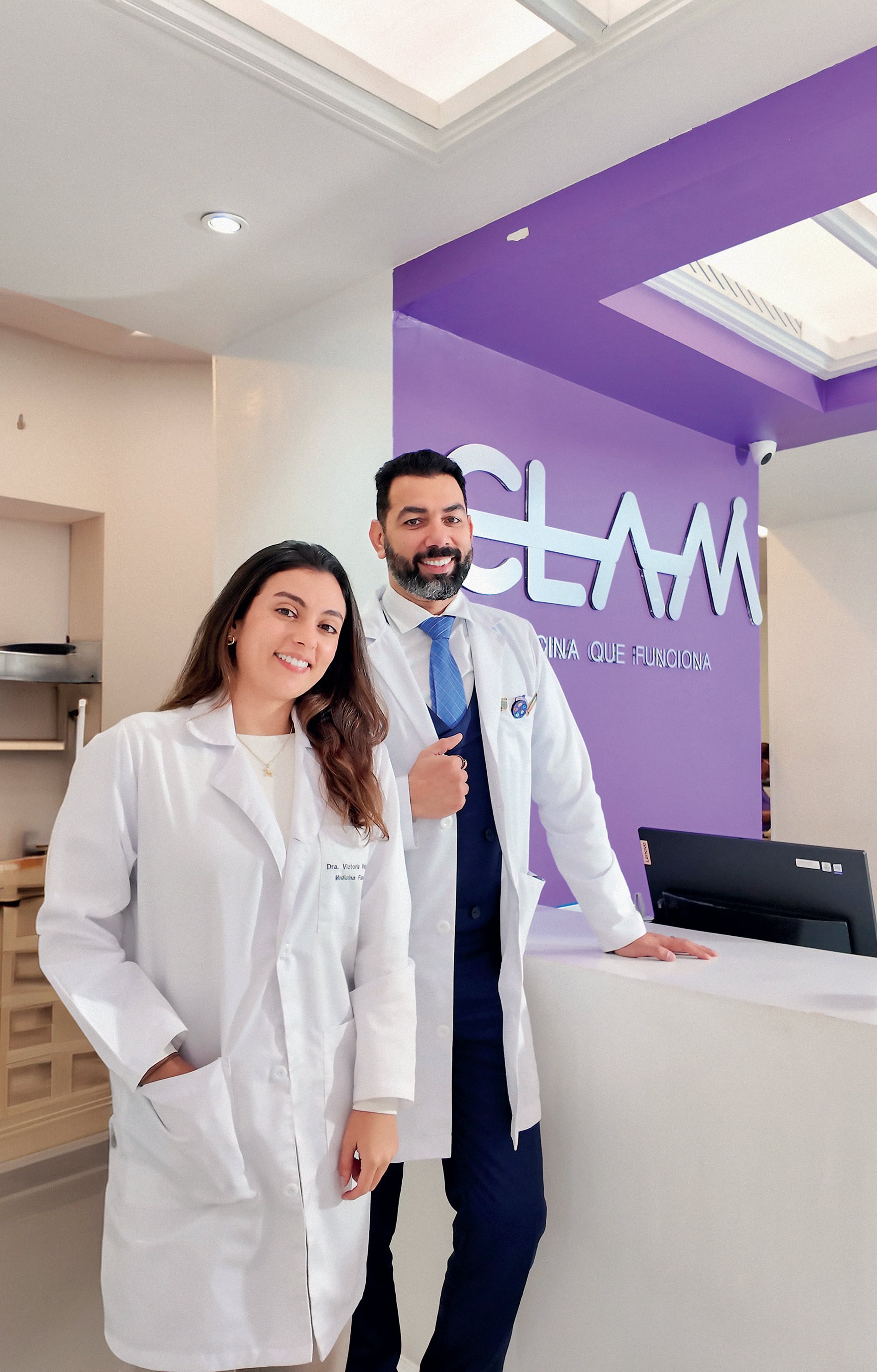 La doctora Victoria Vargas junto a Javier Galvis Chacón, médico especialista en medicina interna y fundador de CLAM.