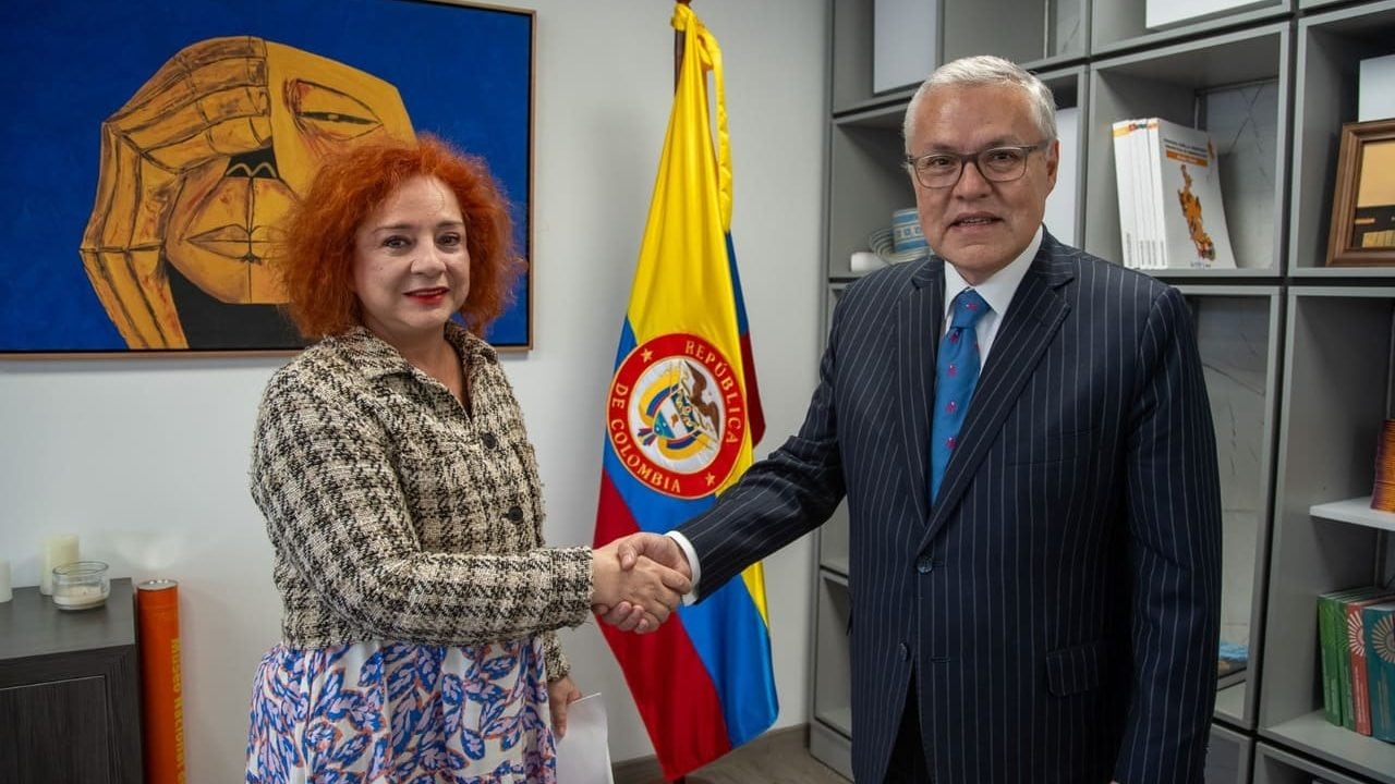 la directora de la Unidad para las Víctimas, Lilia Solano, y Néstor Osuna.