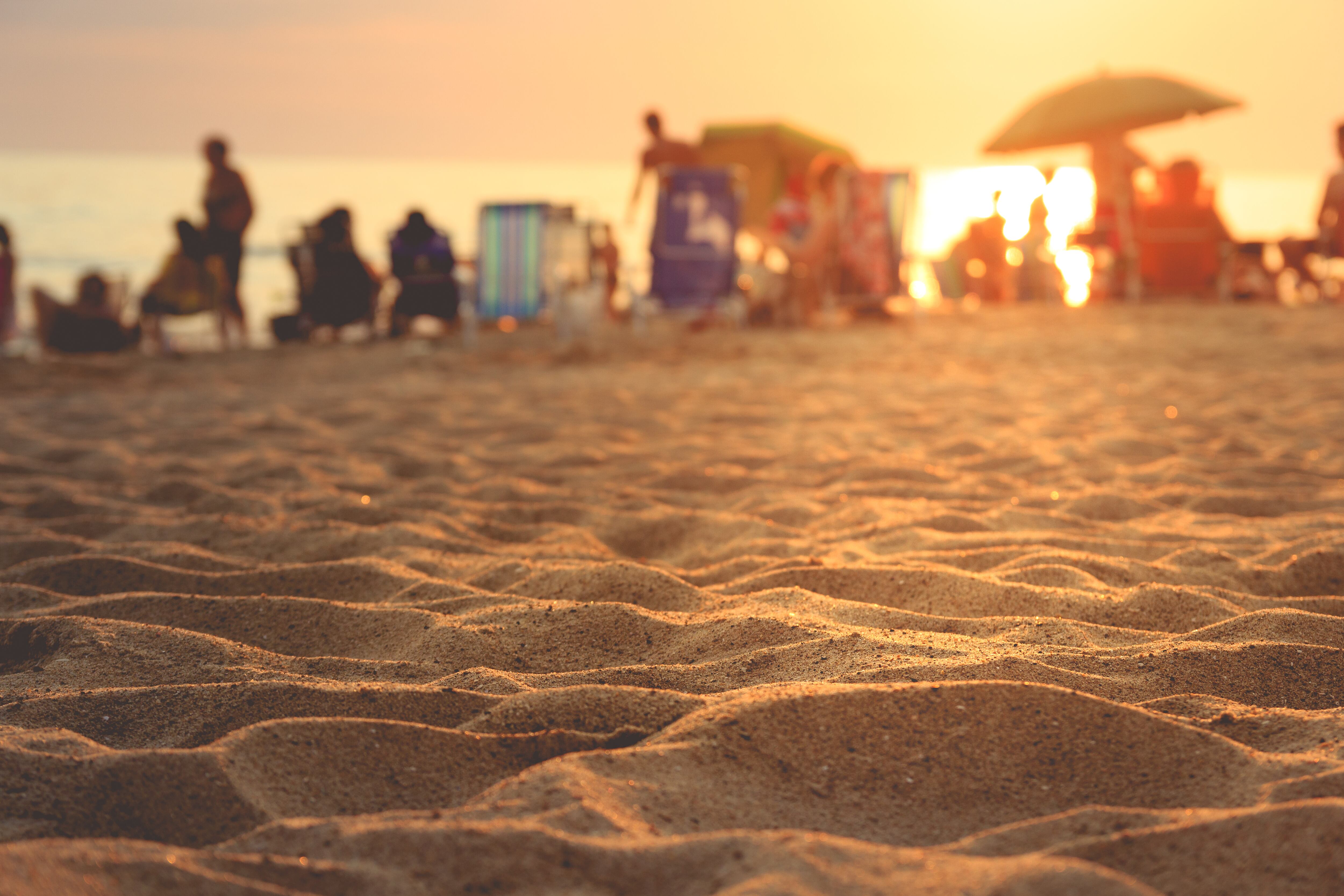 Gente disfrutando de la playa al atardecer, Piriápolis, Uruguay