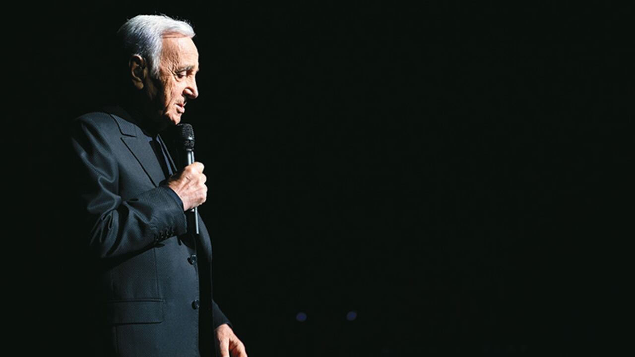 En el Palacio de los Deportes de París, Aznavour ratificó de nuevo en una serie de conciertos que si algo lo mantiene vivo es subirse a un escenario y cantar.