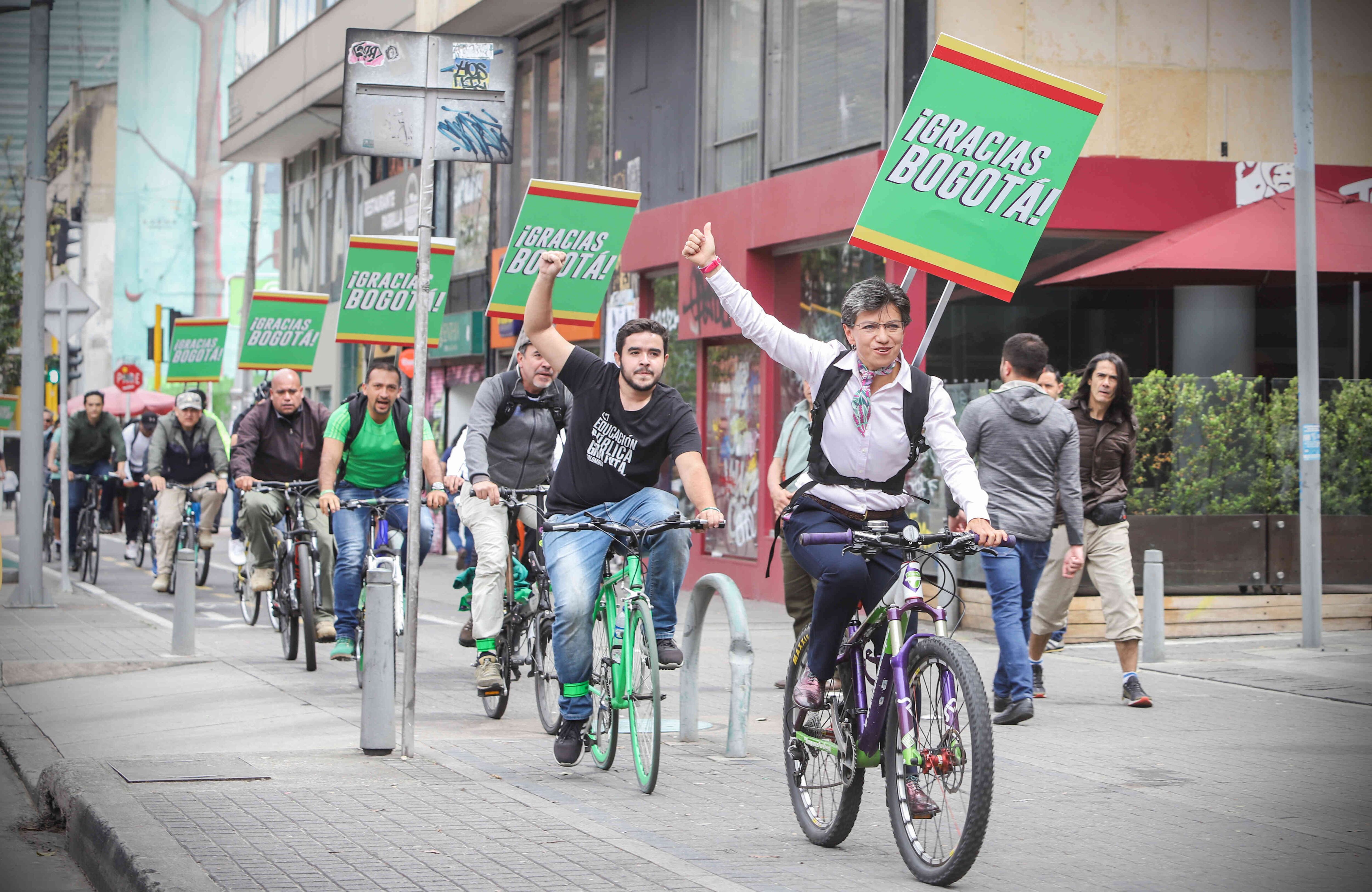 Claudia López, durante un recorrido en bicicleta luego de votar en la Konrad Lorenz. Foto: Diana Rey Melo