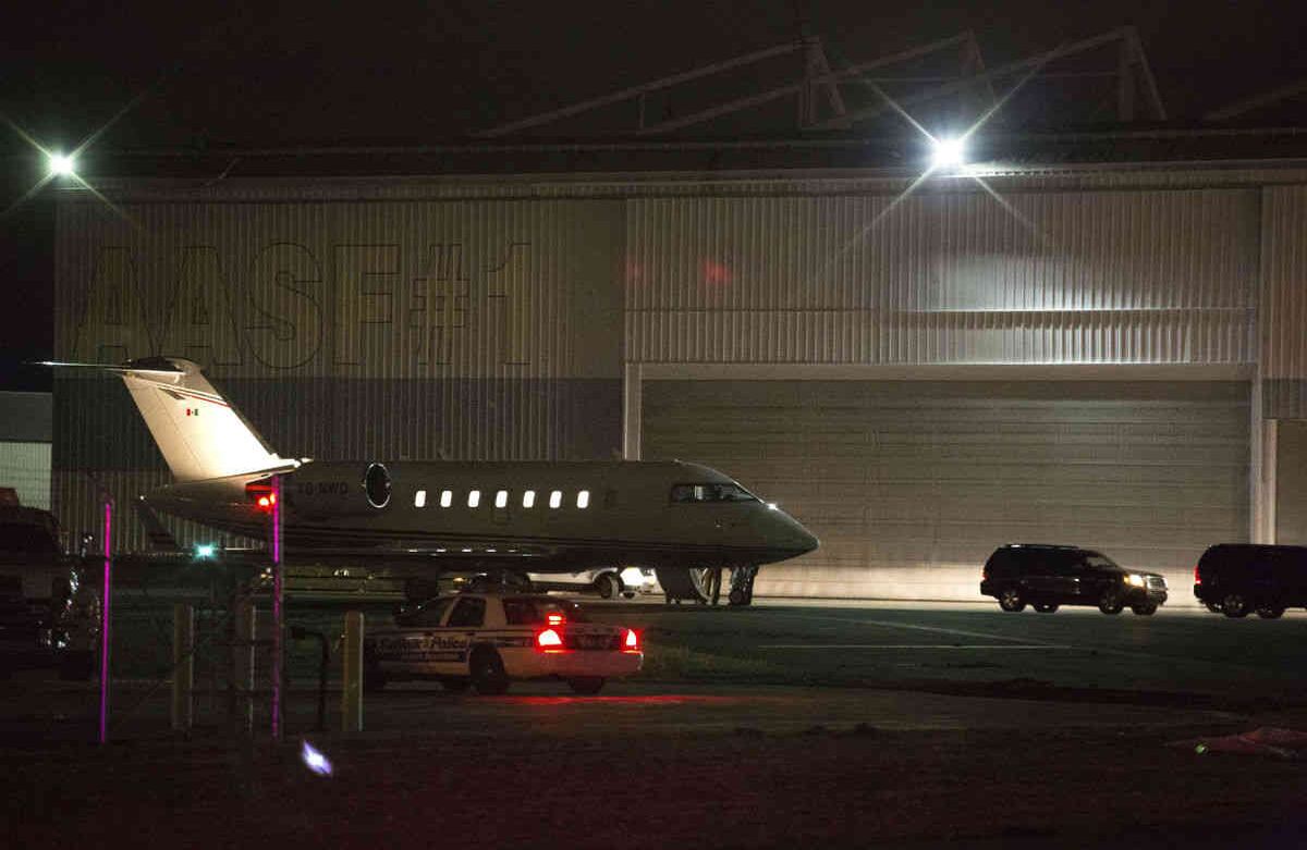  En esta imagen aérea se ve la aeronave que transportaba al narcotraficante mexicano Joaquín "El Chapo" Guzmán, hasta el aeropuerto MacArthur de Long Island en Ronkonkoma, Nueva York; rodeado de un fuerte esquema de seguridad. / Foto AP.