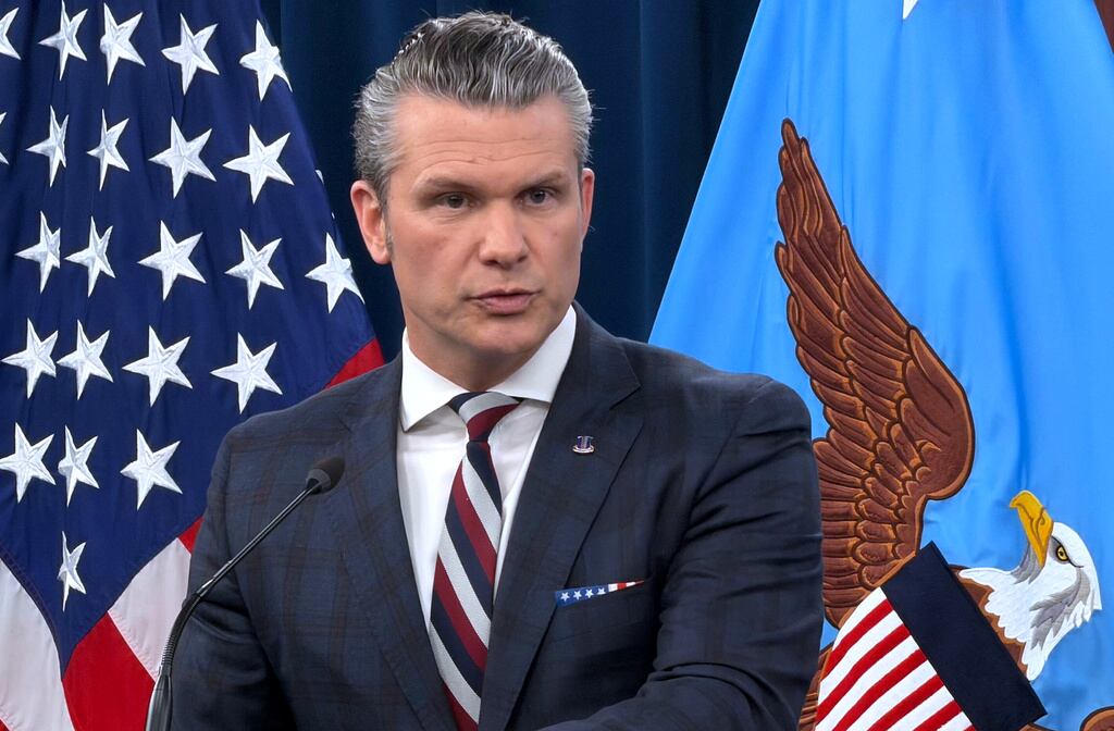 El secretario de Defensa, Pete Hegseth, habla durante una rueda de prensa en el Pentágono, el miércoles 4 de marzo de 2026, en Washington. (Foto AP/Konstantin Toropin)