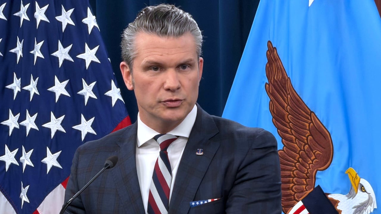 El secretario de Defensa, Pete Hegseth, habla durante una rueda de prensa en el Pentágono.