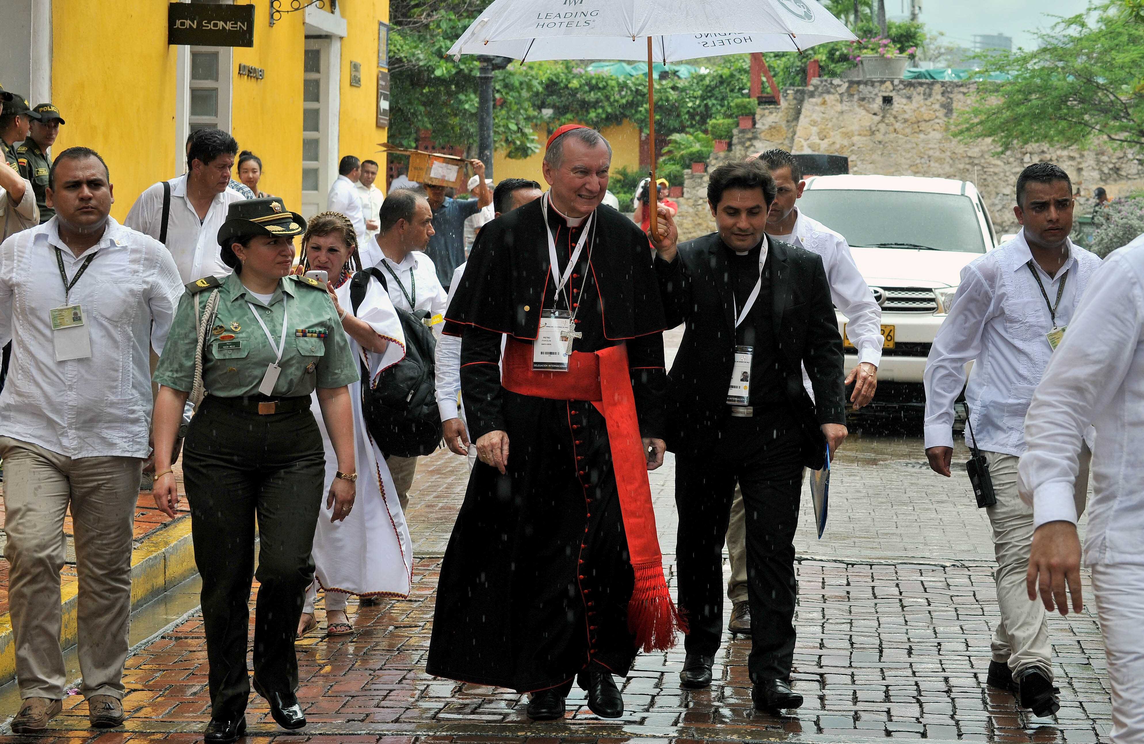 Pietro Parolin, secretario del Vaticano, camina por ‘la Heroica’ el lunes 26 de septiembre. También ofreció una liturgia por la paz. Carlos Julio Martínez / Enviado Especial de SEMANA