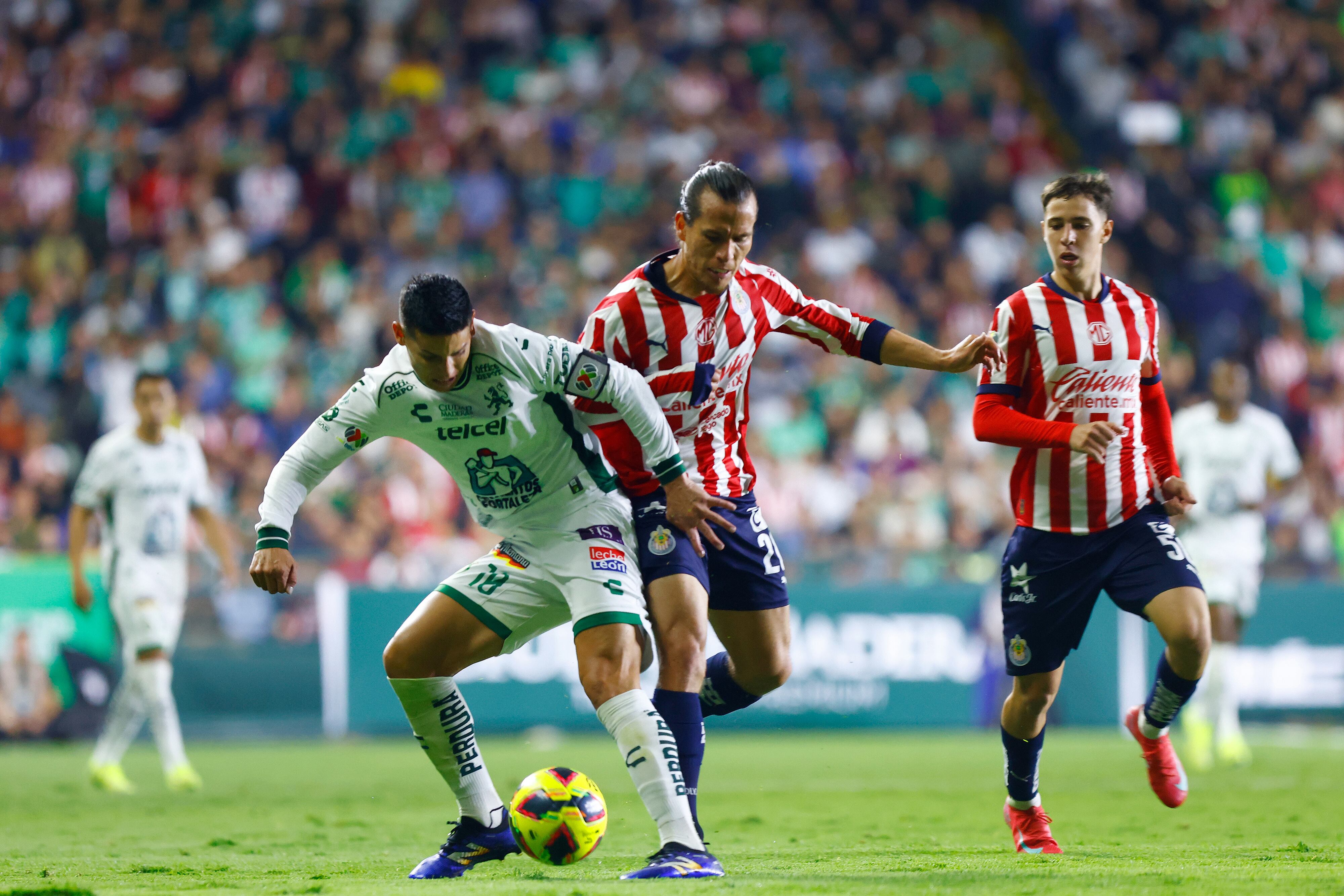 LEON, MEXICO - JANUARY 28: James Rodriguez(L) of Leon competes for the ball against Fernando Gonzalez(R) of Chivas during the 4th round match between Leon and Chivas as part of the Torneo Clausura 2025 Liga MX at Leon Stadium on January 28, 2025 in Leon, Mexico. (Photo by Leopoldo Smith/Getty Images)