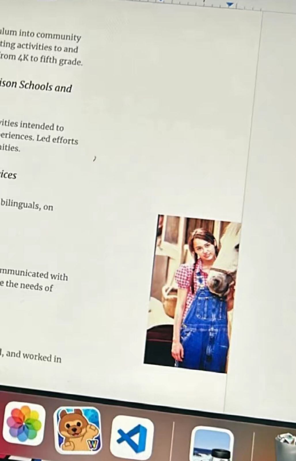 La foto de la cantante aparecía en la segunda página de la hoja de vida