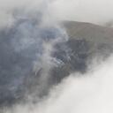 Bomberos de diferentes municipios trabajan para controlar las llamas.