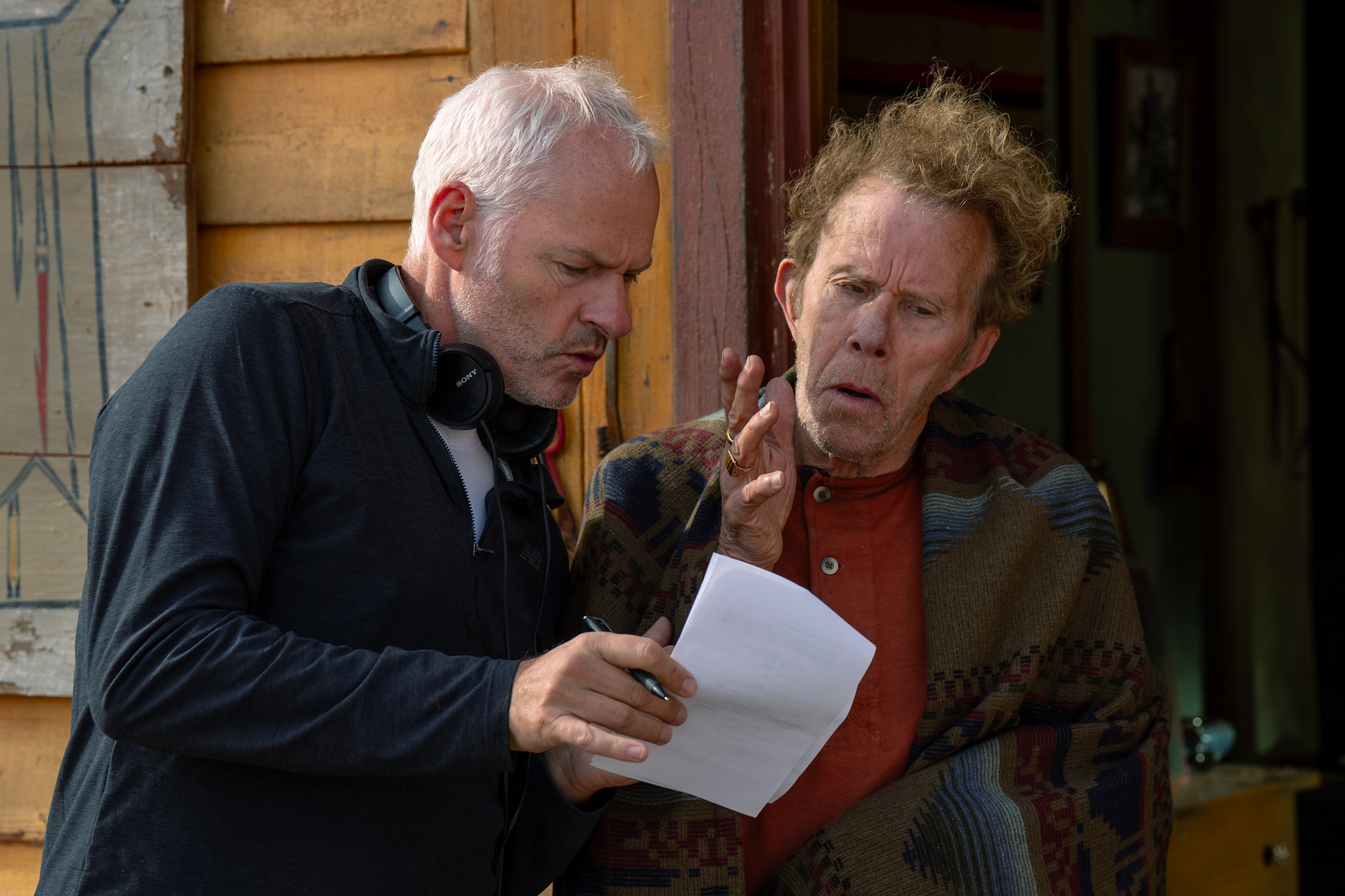 El director Martin McDonagh y Tom Waits en el set de 'Salvaje Caballo Nueve'. Foto: Searchlight Pictures/Diego Araya Corvalán, Searchlight Pictures.