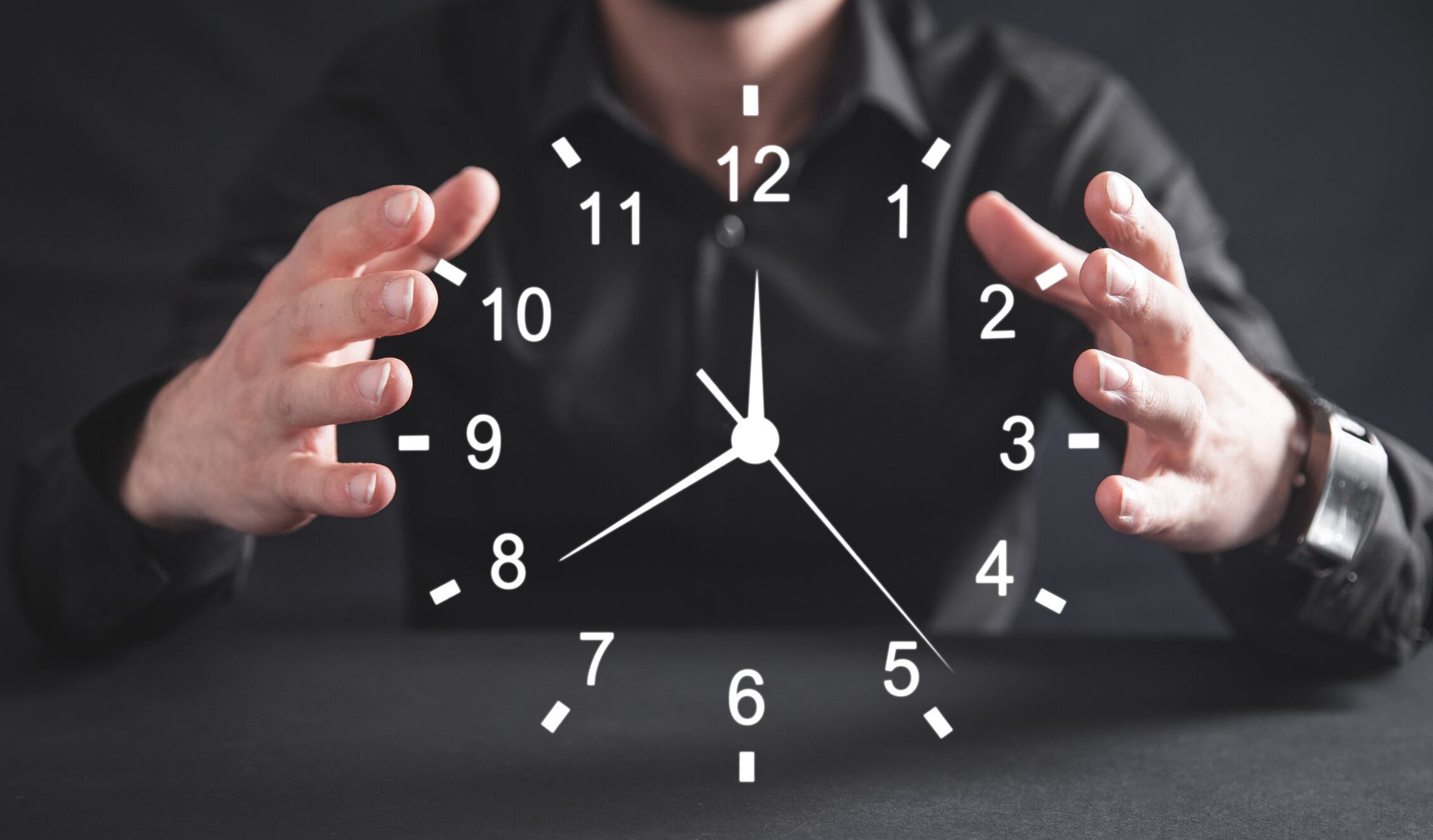 Para los seguidores de la numerología, el número 9 lleva consigo connotaciones de completitud y espiritualidad, agregando una capa adicional de significado a la experiencia de ver 09:09 en el reloj.