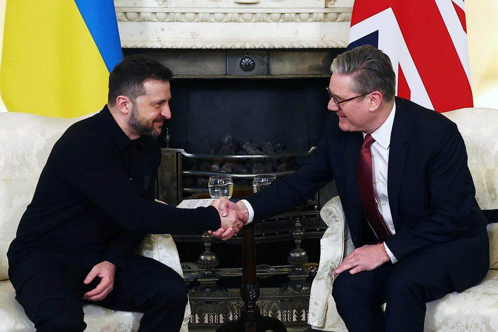 El primer ministro británico, Keir Starmer, a la derecha, y el presidente de Ucrania, Volodymyr Zelenskyy, a la izquierda, se dan la mano durante una reunión en el número 10 de Downing Street en Londres, Inglaterra, el sábado 1 de marzo de 2025.