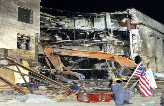 Investigadores del FBI con banderas de los EEUU en sus manos. El departamento de bomberos de Arlington asumió el mando de la operación de rescate a los 10 minutos del impacto. Foto: FBI