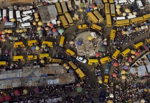 Lagos, Nigeria. El gobernador del estado de Níger también se manifestó frente a los hechos y calificó de “locos” a los autores del ataque.