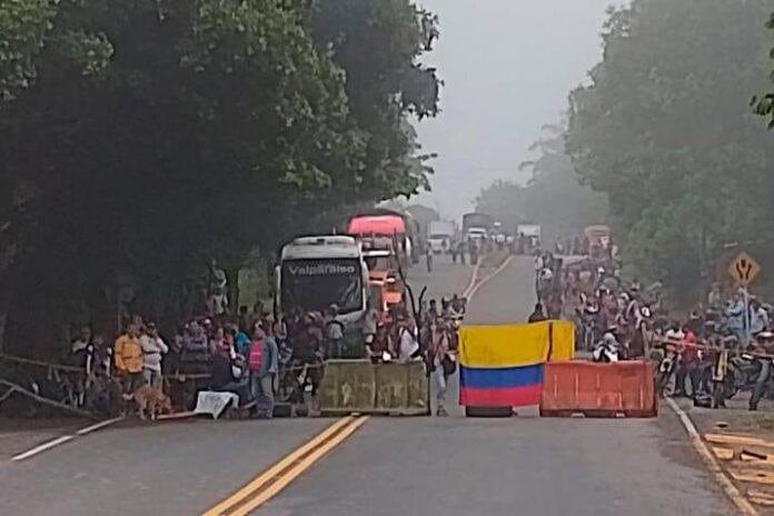 Los manifestantes están ubicados en el sector del intercambiador La Lizama, ubicado en el kilómetro 6.