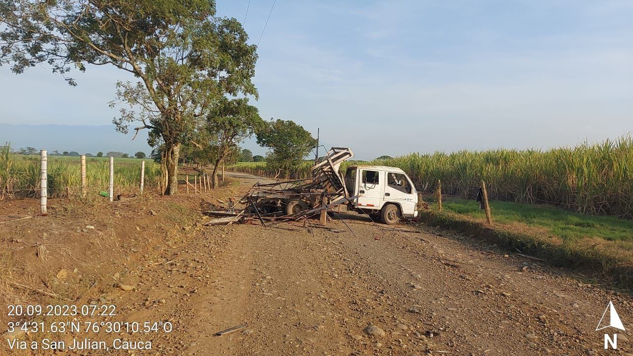 Desde la camioneta, los criminales lanzaron artefactos explosivos