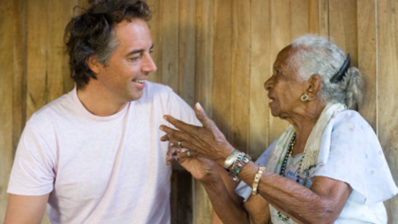 Dan Buettner ha entrevistado a cientos de longevos de las cinco “zonas azules” del mundo. Gracias a esto, el investigador ha establecido nueve factores en común que inciden en su alta expectativa de vida.