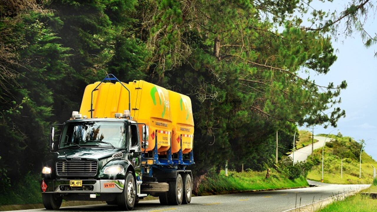 Vehículo de EPM transportado cápsulas de gas por las vías del departamento.