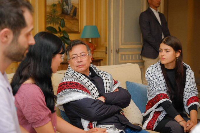 Gustavo Petro y colombianas que habían sido detenidas en la flotilla que se dirigía a Gaza